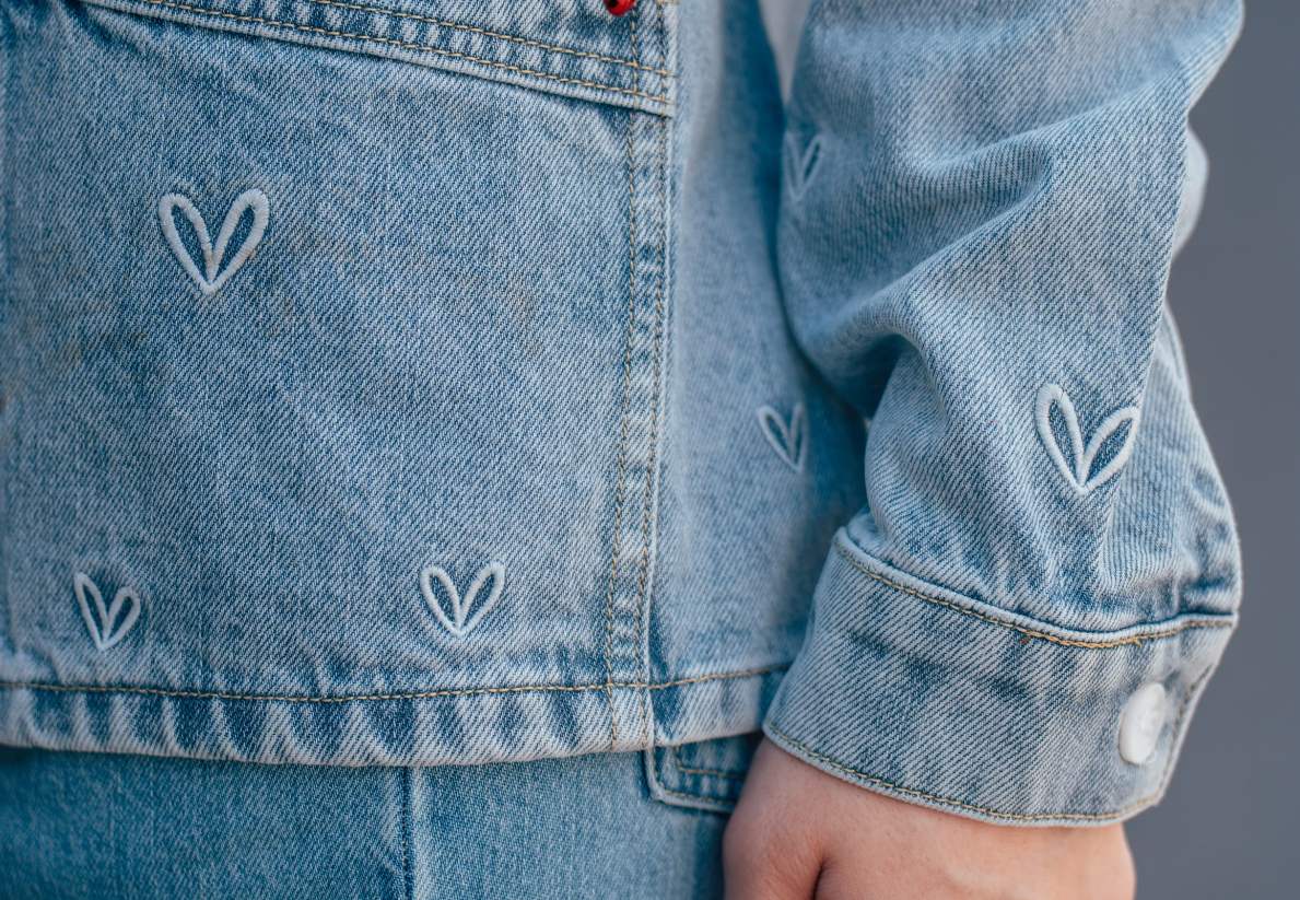 Broderie sur le denim : les techniques qui font la différence et les bons gestes pour préserver vos pièces
