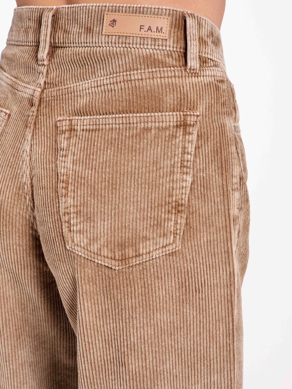 LENA: Baggy jeans for casual elegance and assured comfort