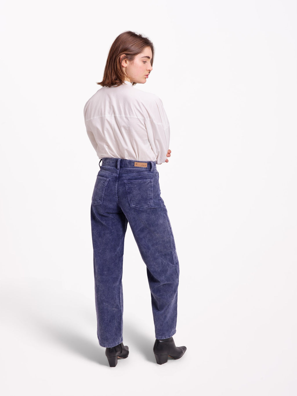 LENA: Baggy jeans for casual elegance and assured comfort