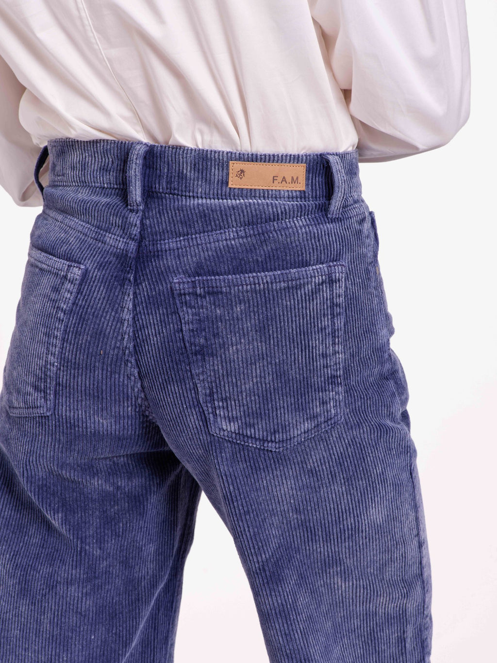 LENA: Baggy jeans for casual elegance and assured comfort