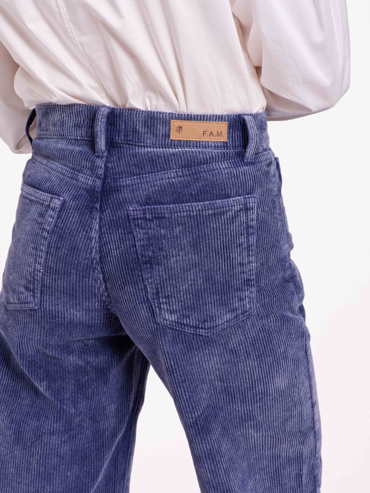 LENA: Baggy jeans for casual elegance and assured comfort