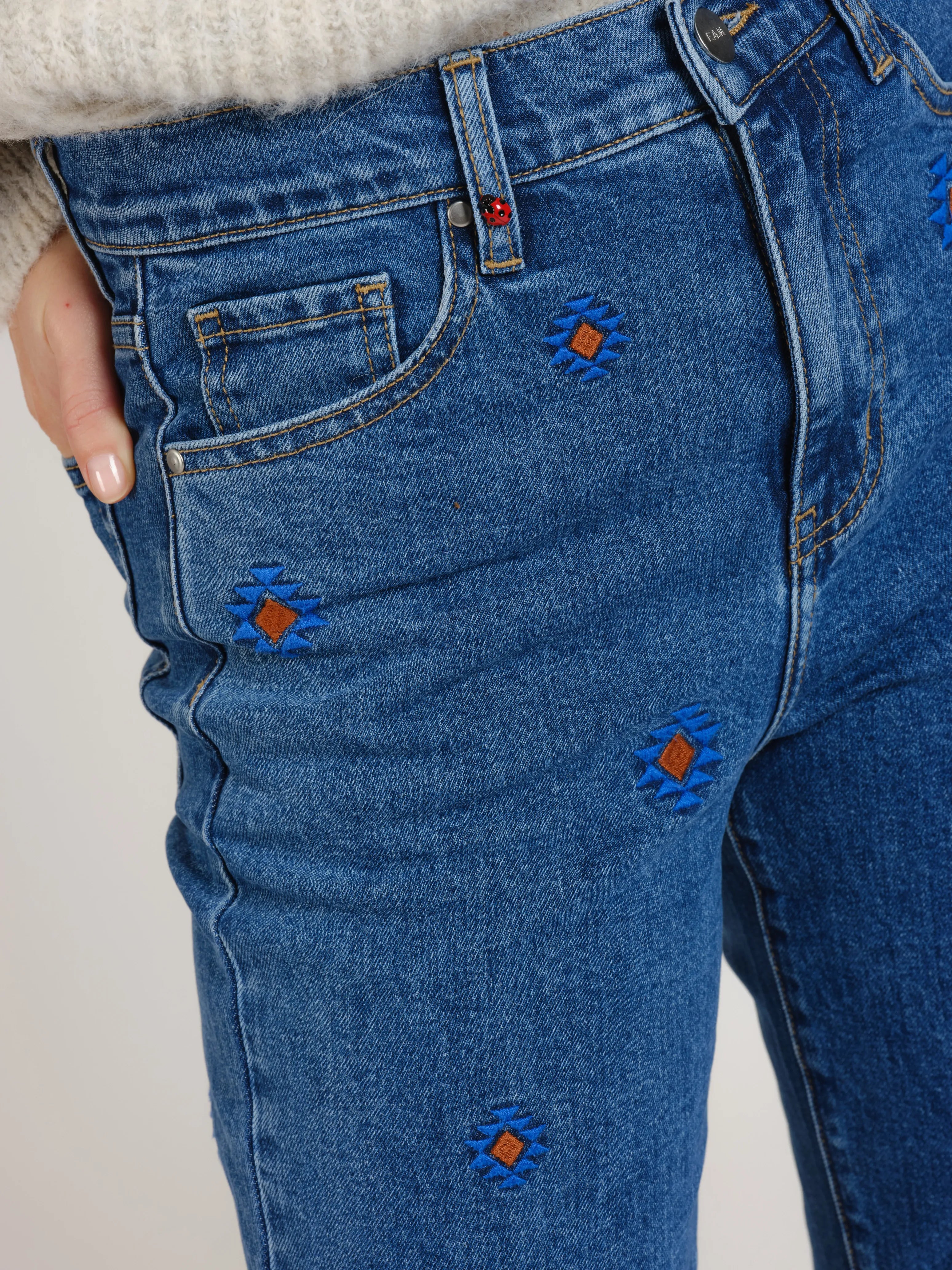 Jeans straight avec broderie POLA