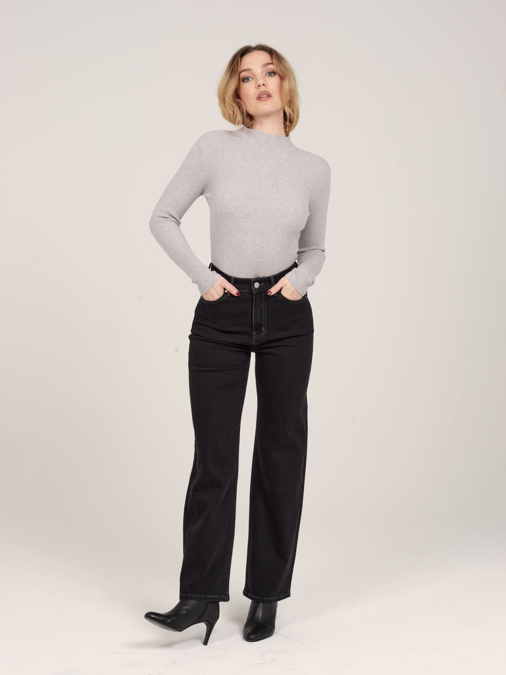 Jean court évasé IRES femme, BLACK, taille 25, porté par Priscilla (1m76) (FAM PARIS) – photo 1