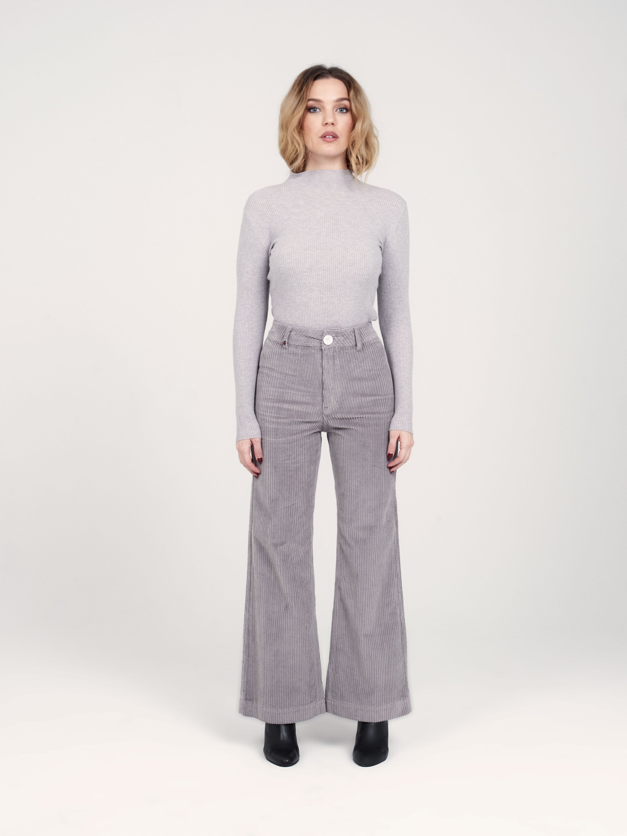 Pantalon évasé en velours gris FAUVE femme, GREY, taille XS, porté par Priscilla (1m76) (FAM PARIS) – photo 1