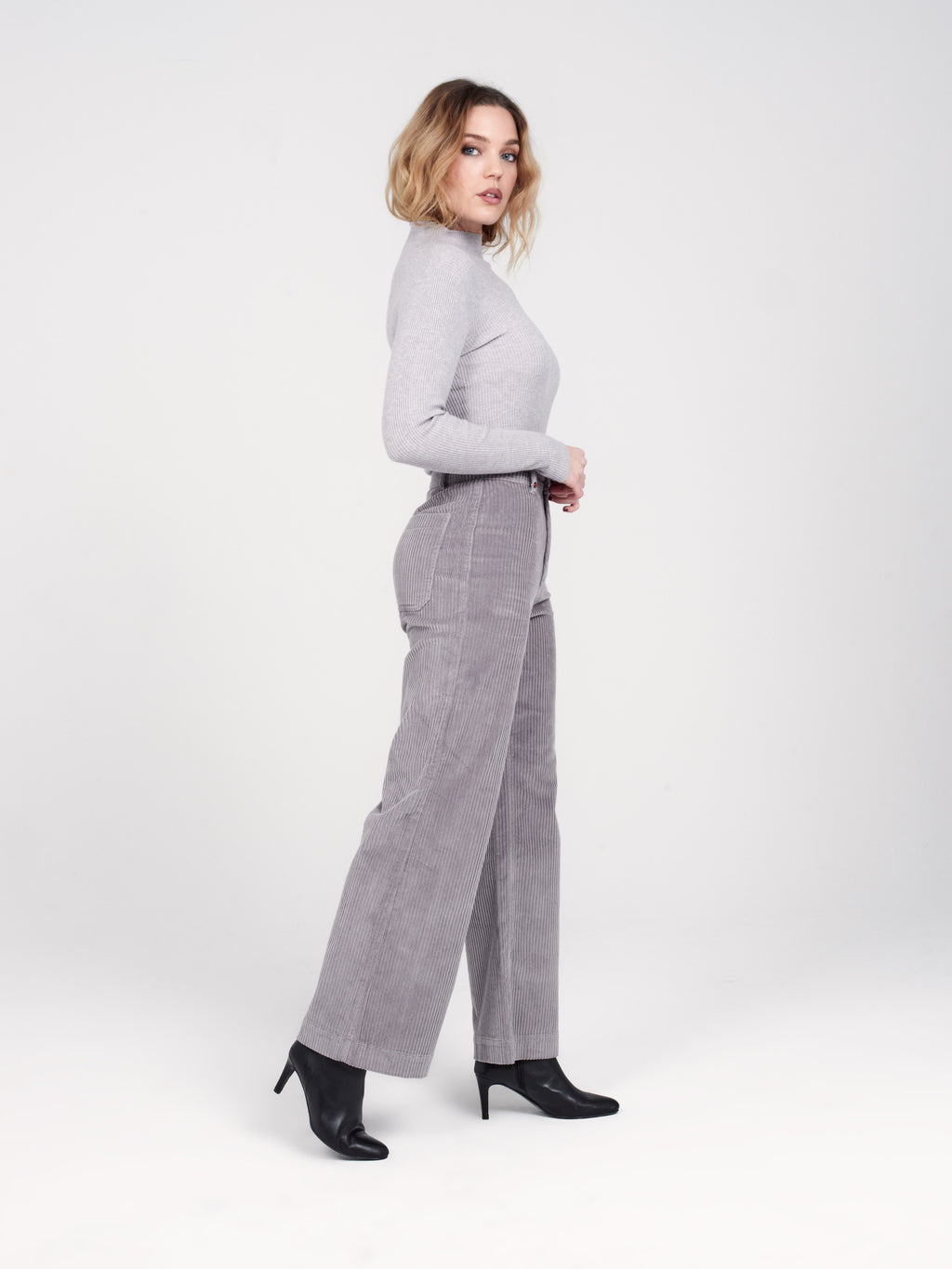 Pantalon évasé en velours gris FAUVE femme, GREY, taille XS, porté par Priscilla (1m76) – photo 3