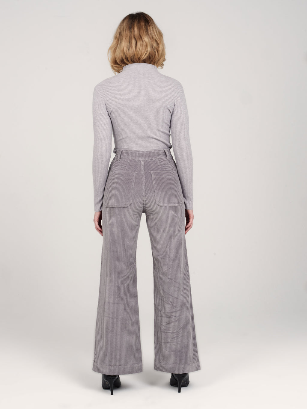 Pantalon évasé en velours gris FAUVE femme, GREY, taille XS, porté par Priscilla (1m76) – photo 4