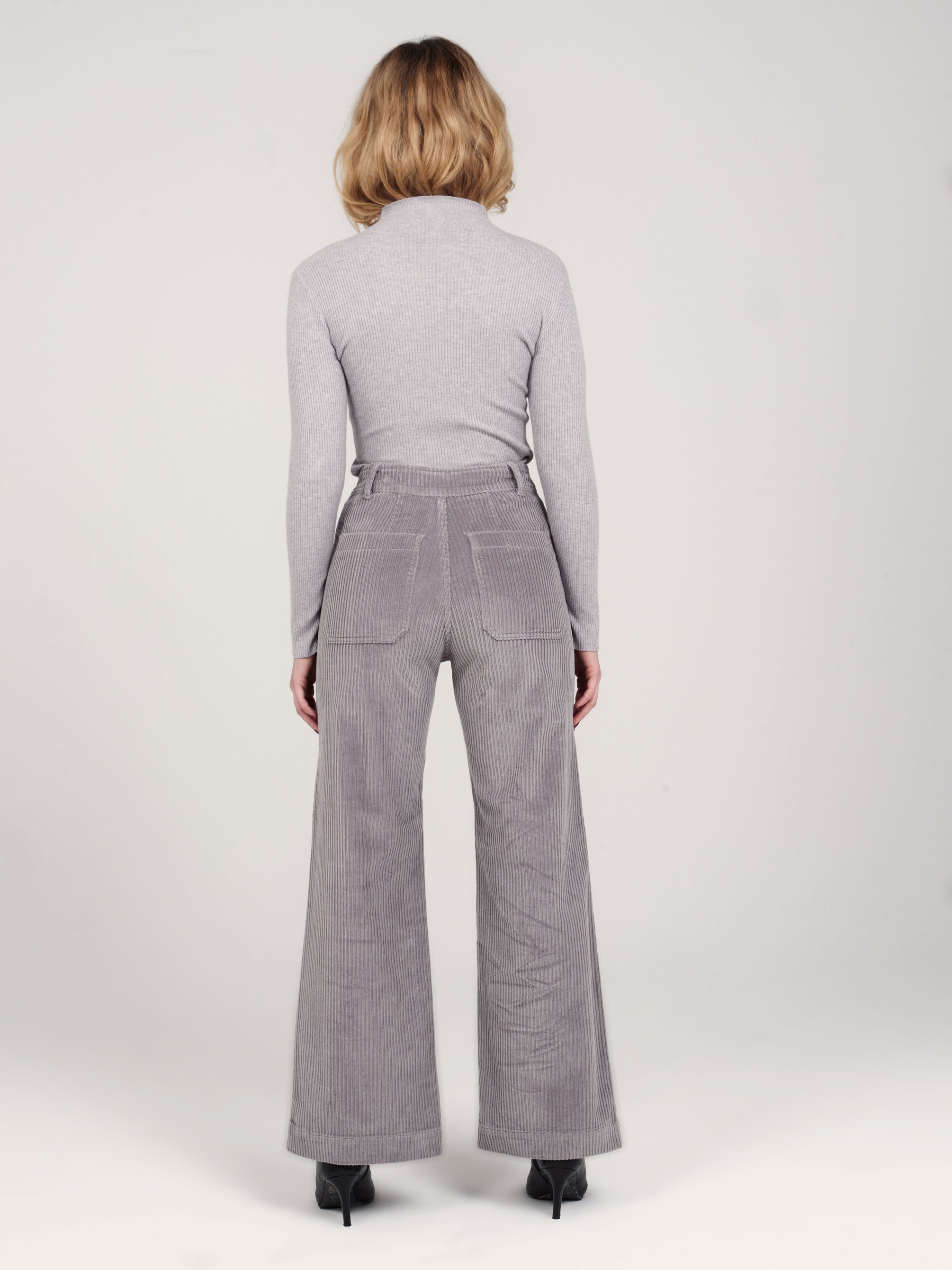 Pantalon évasé en velours gris FAUVE femme, GREY, taille XS, porté par Priscilla (1m76) – photo 4