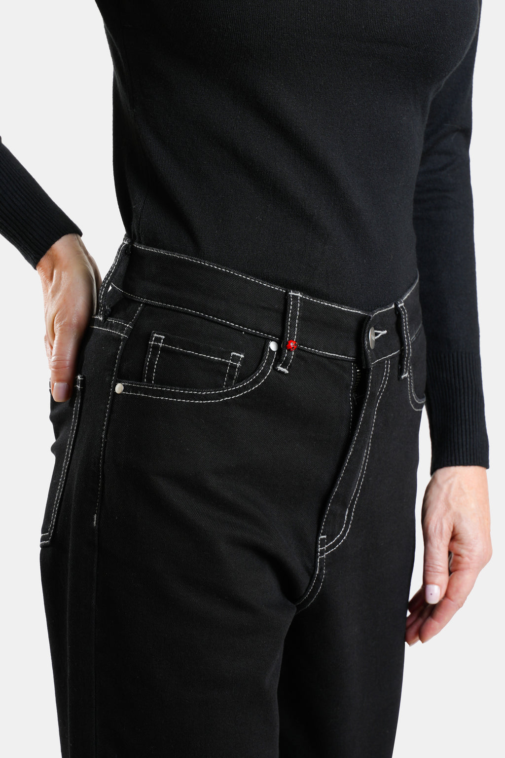 Jean droit court noir POLA femme, BLACK, taille 26, porté par Jessica (1m75) – photo 4