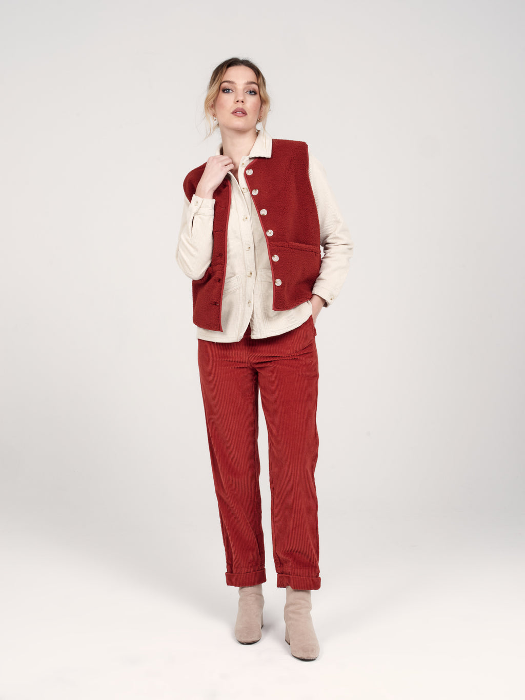 Pantalon mom en velours FRANCE femme, BRICK, taille XS, porté par Priscilla (1m76) (FAM PARIS) – photo 1