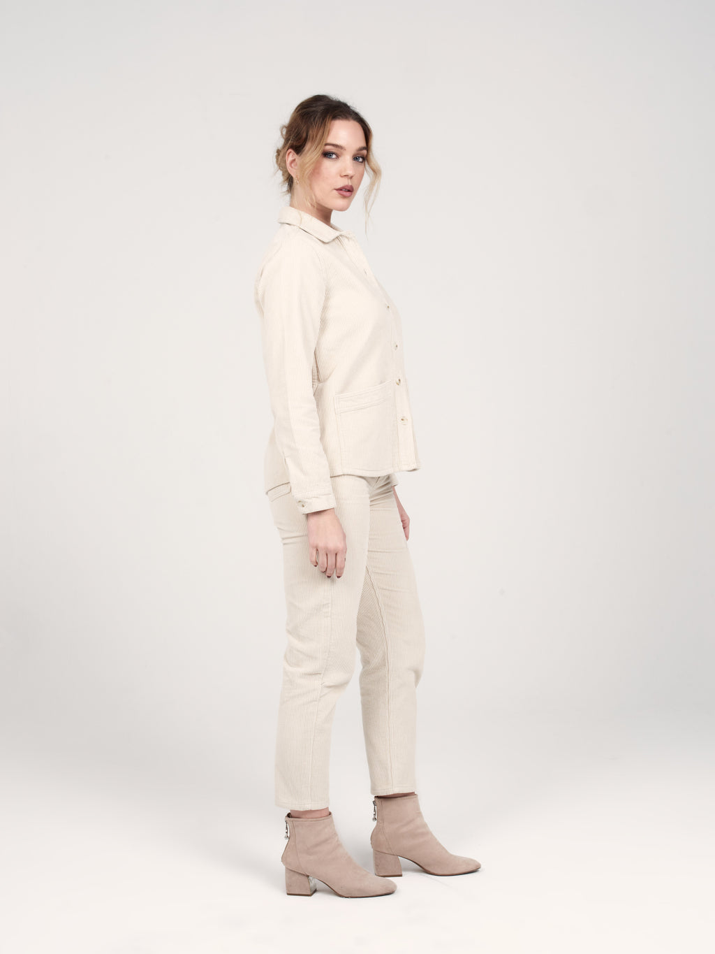 Pantalon mom en velours beige taille haute Polly en coton femme, BEIGE, taille 25, porté par Priscilla (1m76) – photo 2