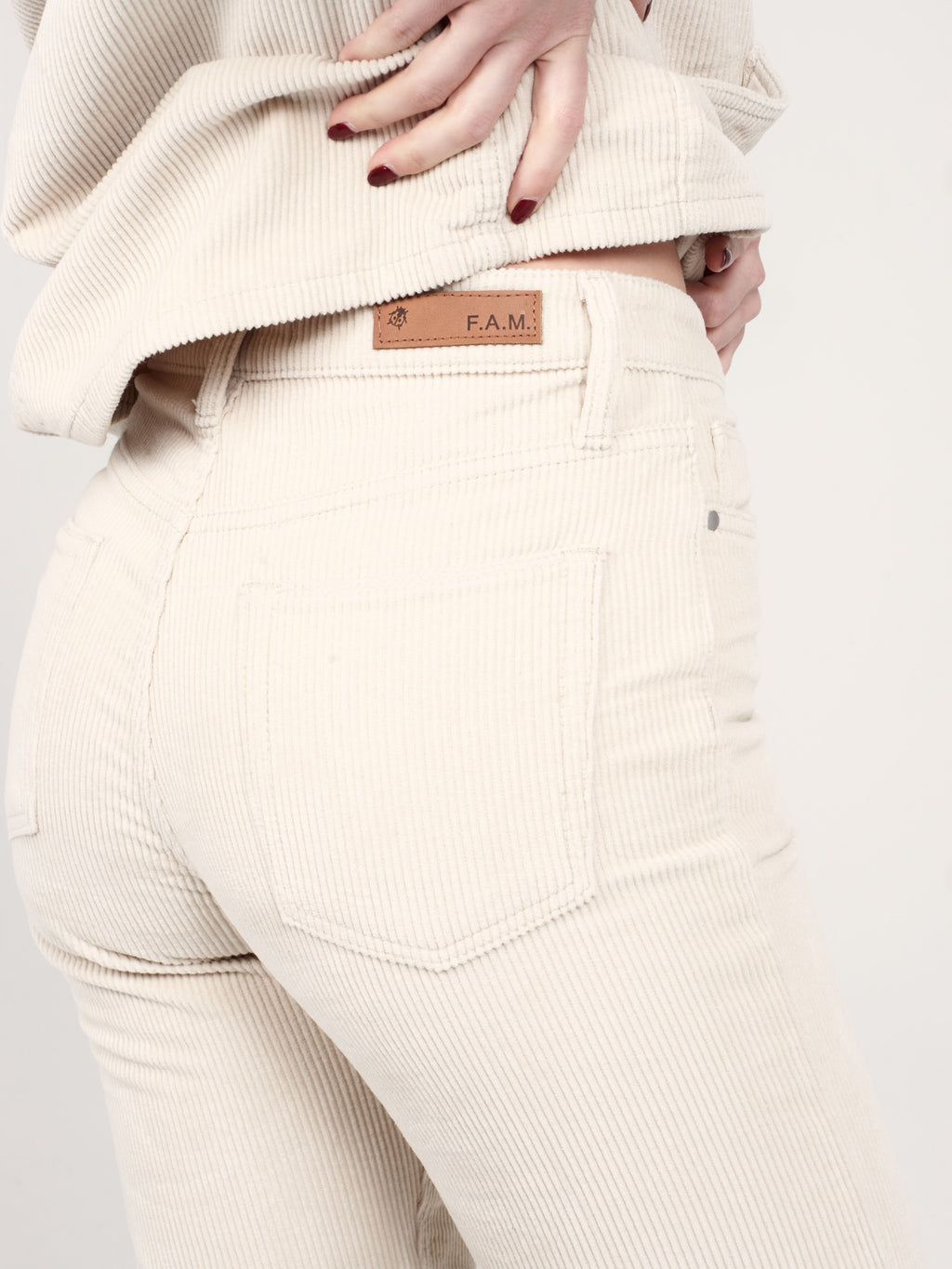Pantalon mom en velours beige taille haute Polly en coton femme, BEIGE, taille 25, porté par Priscilla (1m76) – photo 4