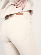 Pantalon mom en velours beige taille haute Polly en coton femme, BEIGE, taille 25, porté par Priscilla (1m76) – photo 4