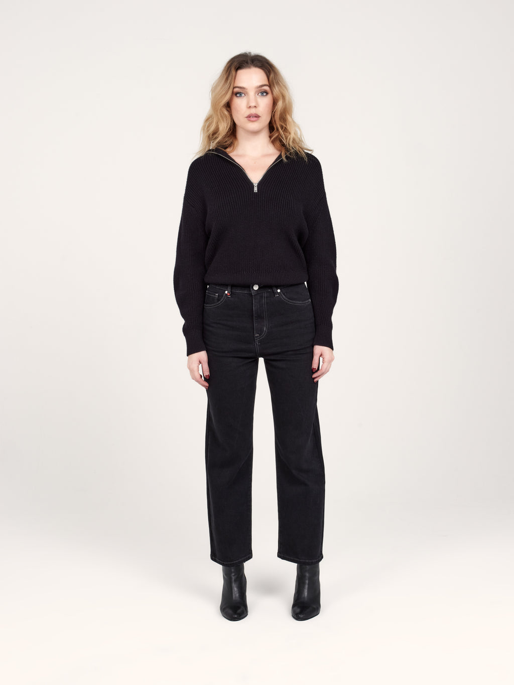 Jean droit court noir POLA femme, BLACK, taille 25, porté par Priscilla (1m76) (FAM PARIS) – photo 1