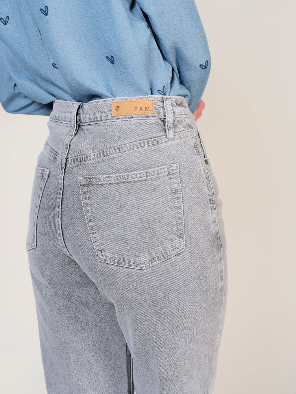 Jean droit gris POLA femme, GREY, taille 25, porté par Mélissa (1m70) – photo 5