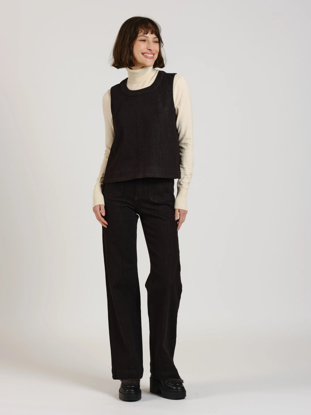 Haut court légèrement évasé IZA femme, BLACK, taille XS, porté par Léa (1m70) (FAM PARIS) – photo 1