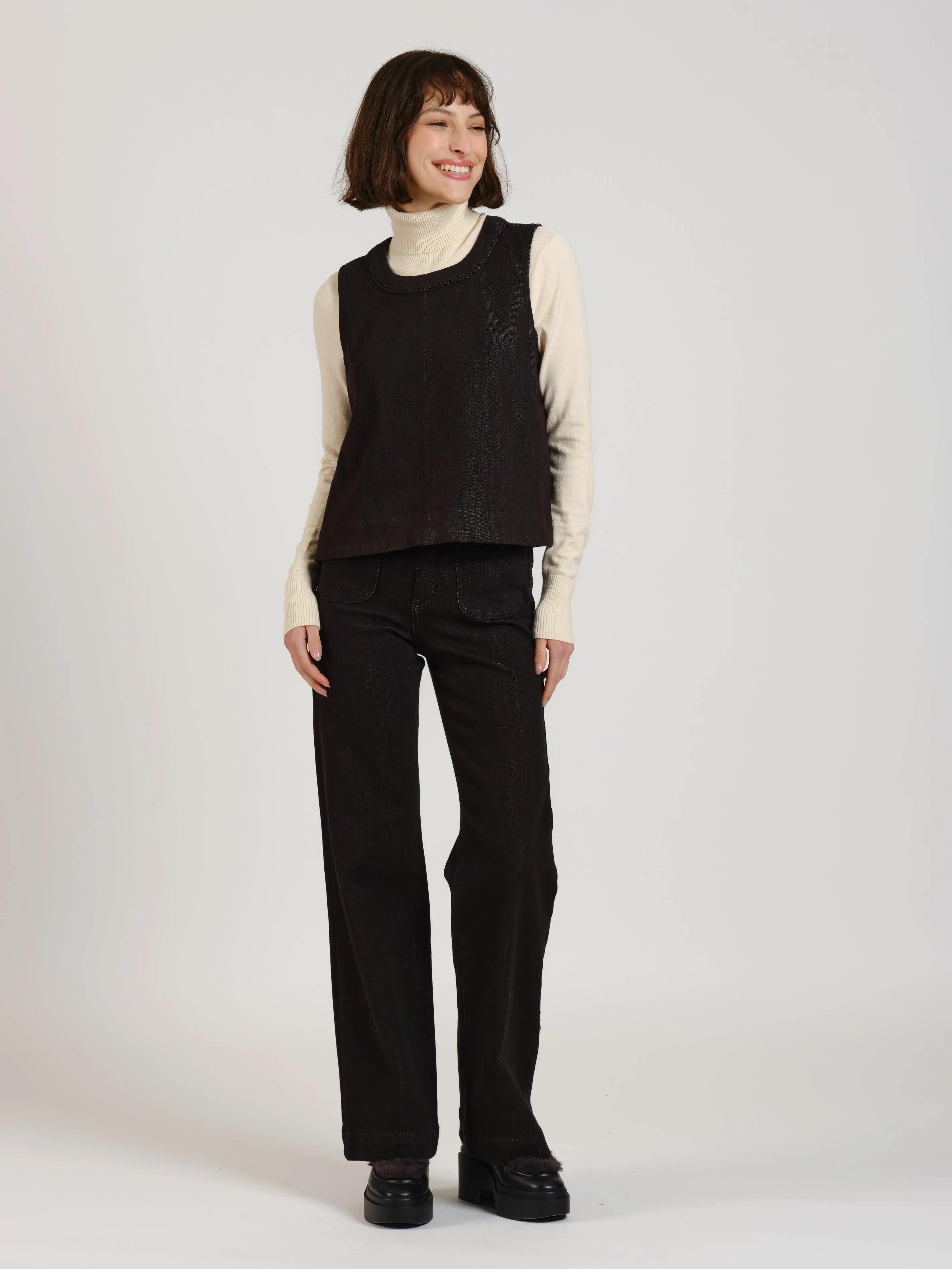 Haut court légèrement évasé IZA femme, BLACK, taille XS, porté par Léa (1m70) (FAM PARIS) – photo 1