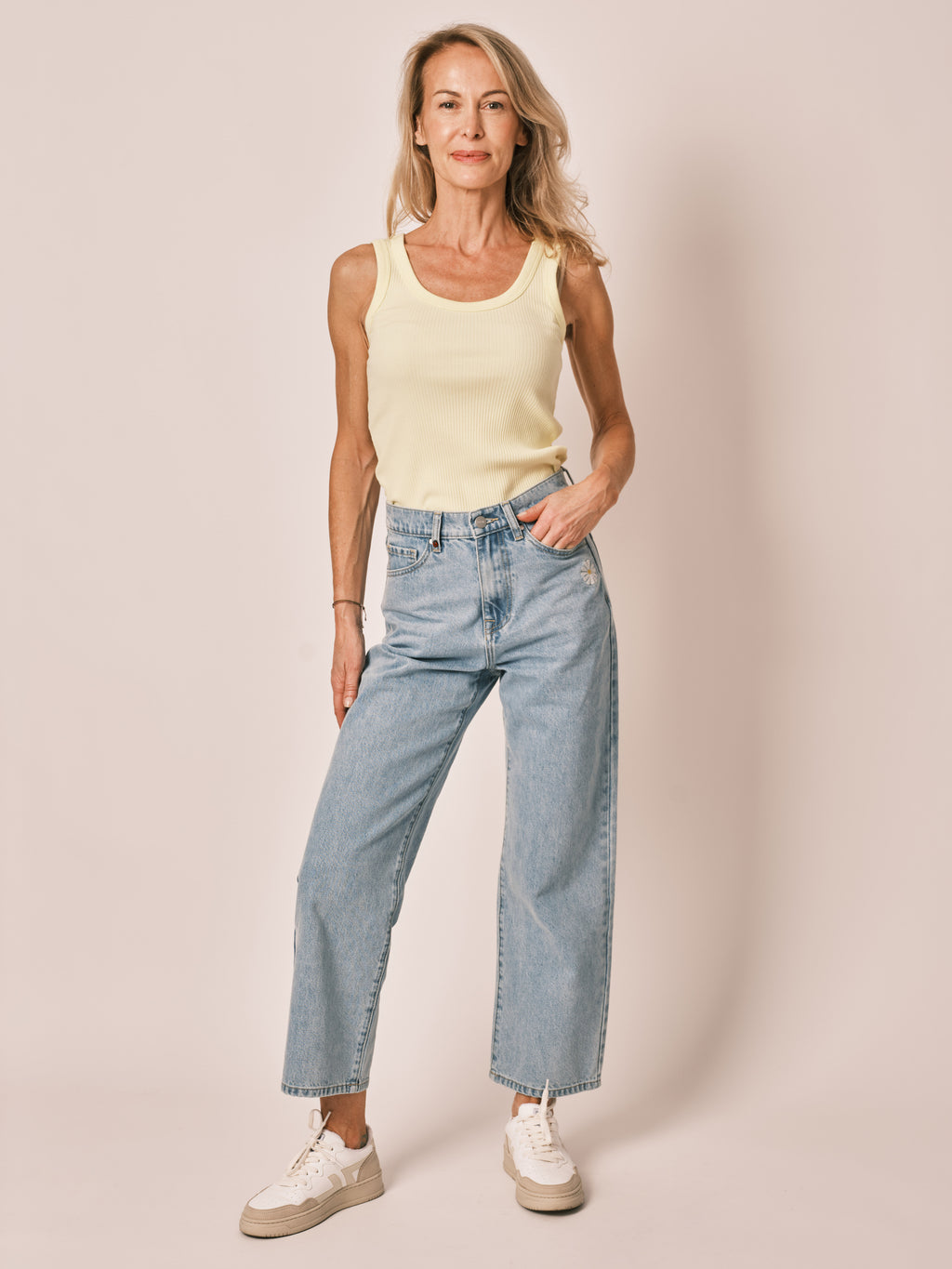 Jean droit court brodé marguerites POLA EMBRO femme, FLOWERS, taille 25, porté par Jessica (1m75) (FAM PARIS) – photo 1