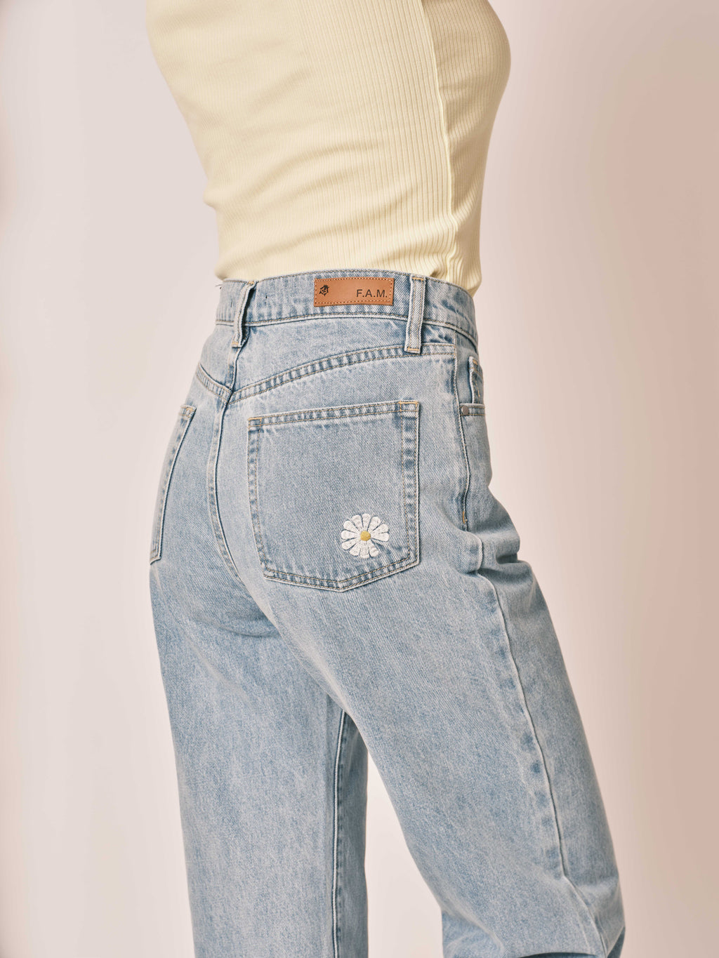 Jean droit court brodé marguerites POLA EMBRO femme, FLOWERS, taille 25, porté par Jessica (1m75) – photo 4