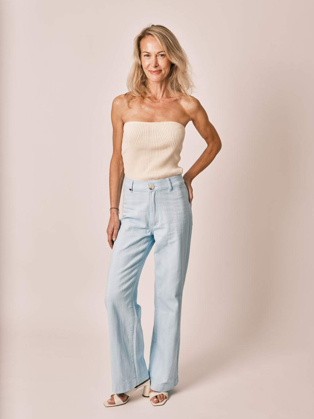 Pantalon évasé bleu clair FEYEL femme, BABY BLUE, taille XS, porté par Jessica (1m75) (FAM PARIS) – photo 1