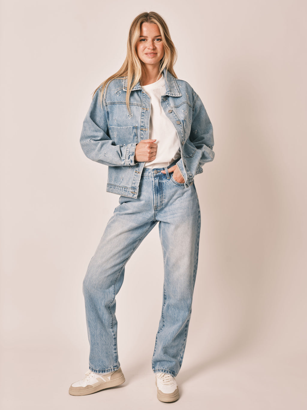 Veste en jean bleu cœur oversize VICKY EMBRO femme, HEART, taille XS, porté par Zoé (1m76) (FAM PARIS) – photo 1