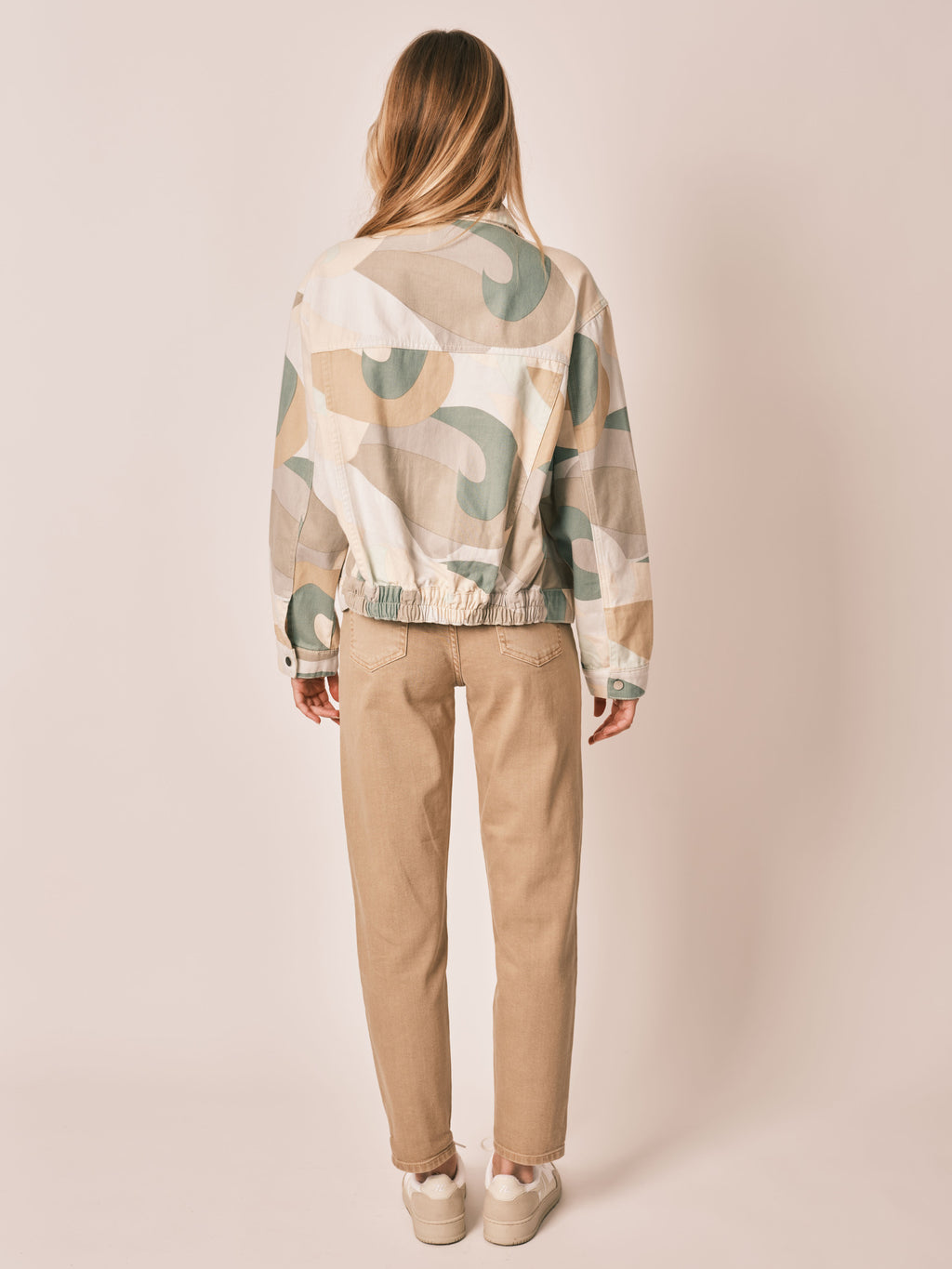 Veste oversize VIOLINE Camo 100% coton femme, CAMO, taille XS, porté par Zoé (1m76) – photo 4