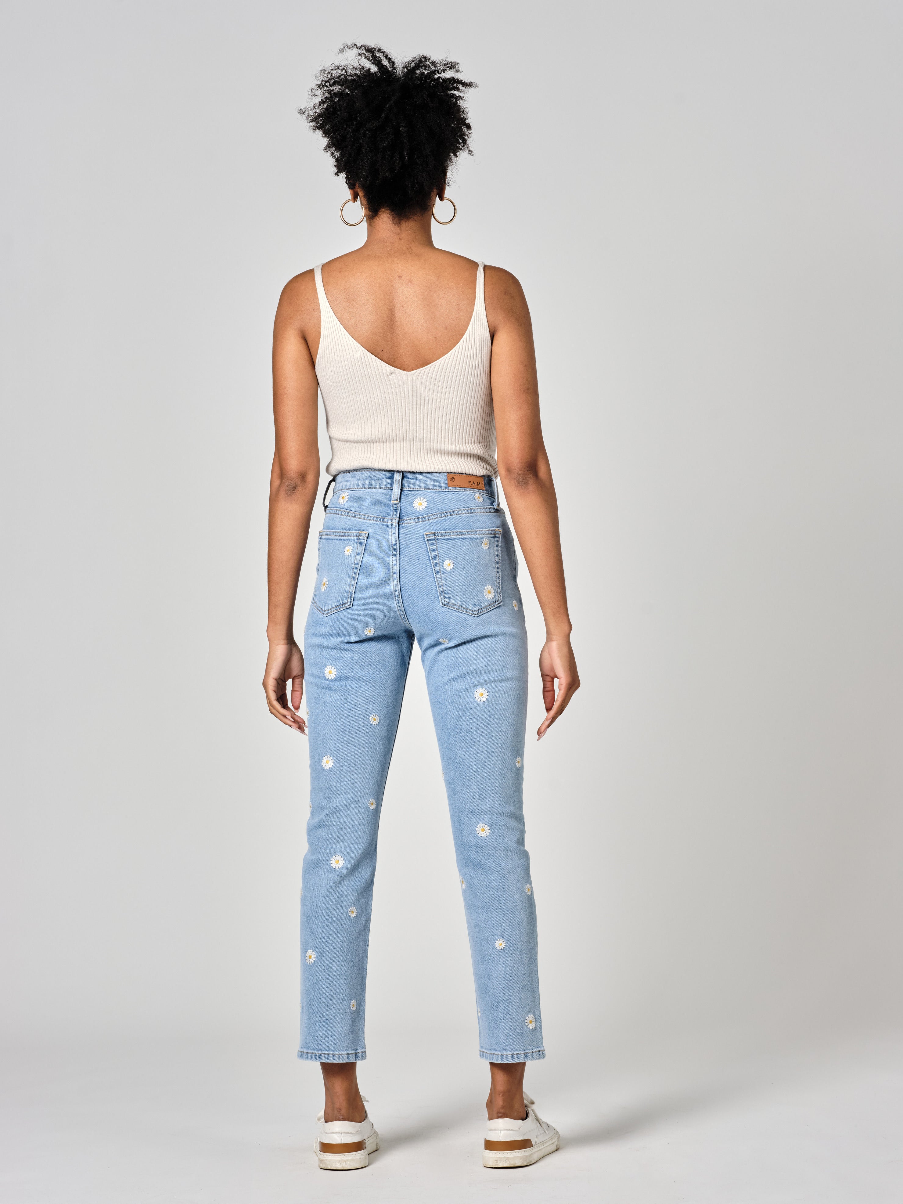 Jean mom blue PATRICIA EMBRO femme, BLUE, taille 24, porté par Shazney (1m75) – photo 2