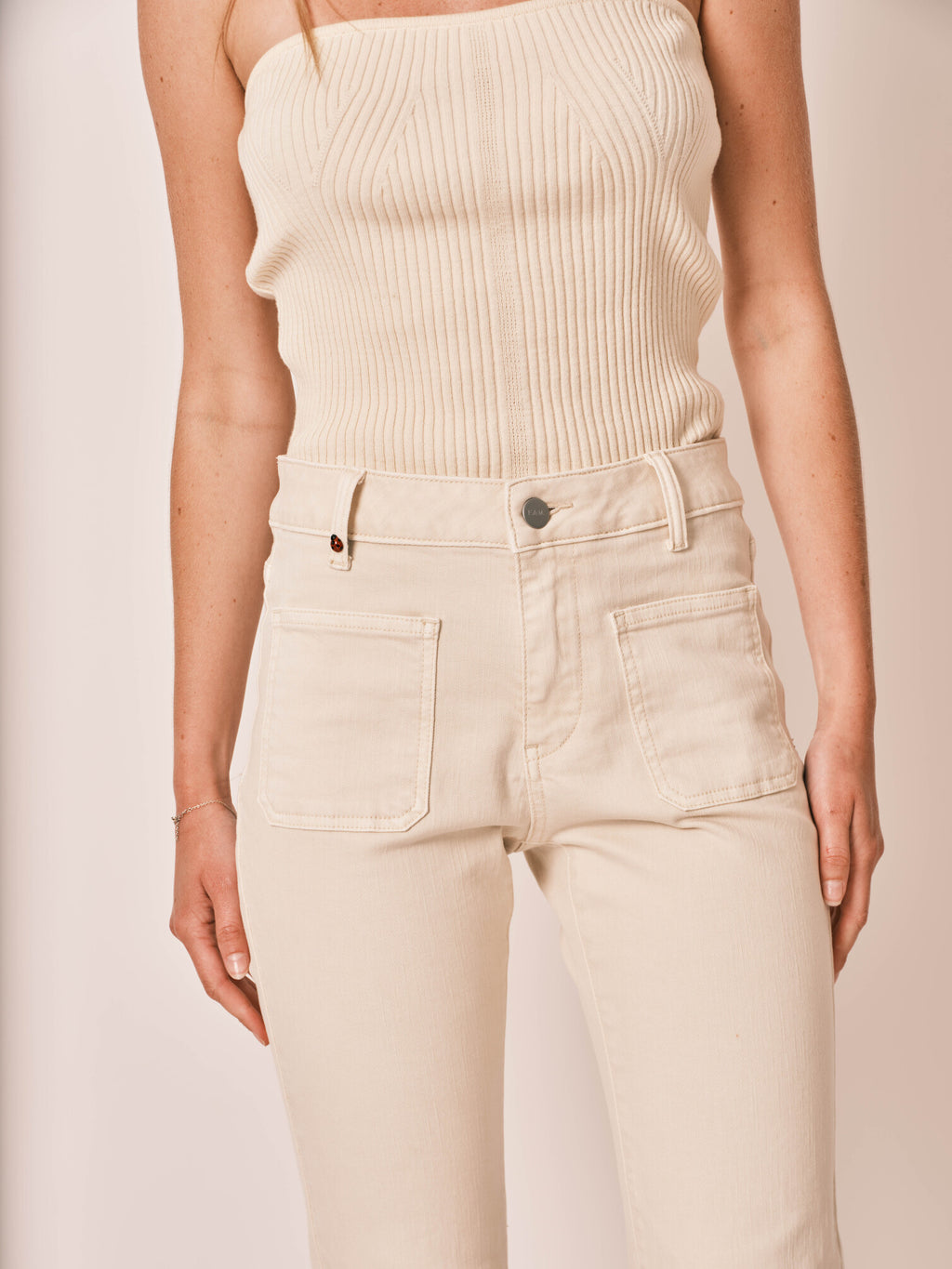 Jean bootcut beige BELLA femme, GREIGE, taille 25, porté par Zoé (1m76) – photo 5