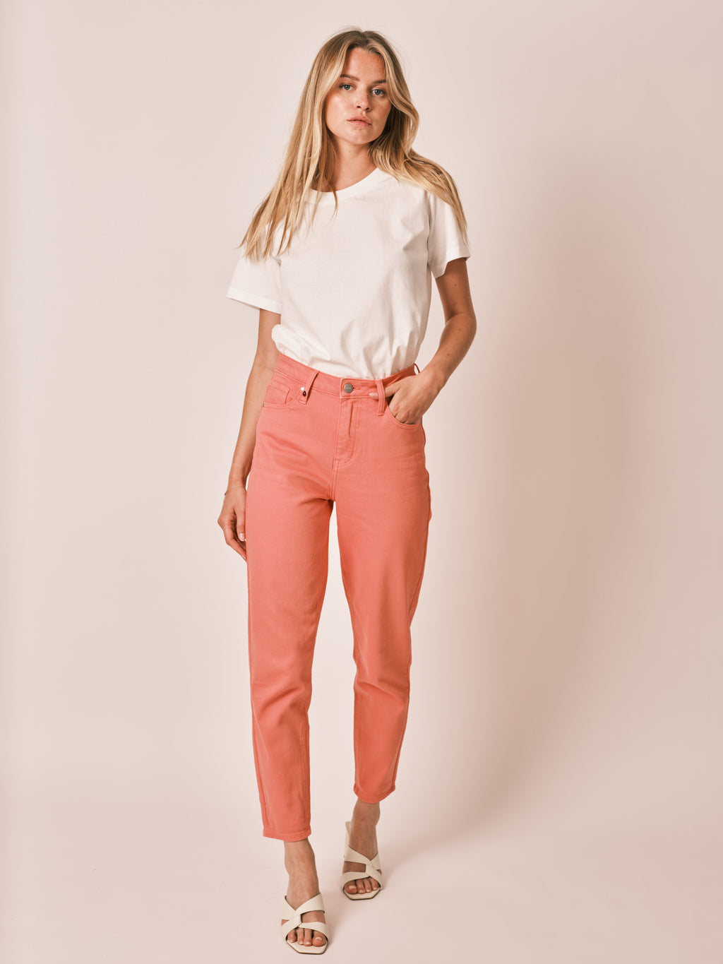 Jean mom rose corail taille haute POLLY femme, CORAL, taille 25, porté par Zoé (1m76) (FAM PARIS) – photo 1