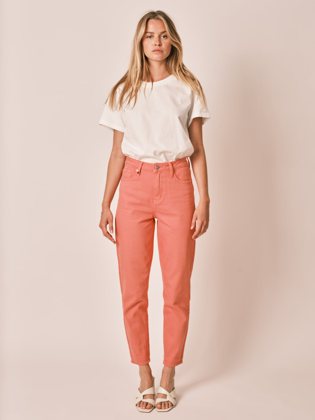 Jean mom rose corail taille haute POLLY femme, CORAL, taille 25, porté par Zoé (1m76) – photo 2