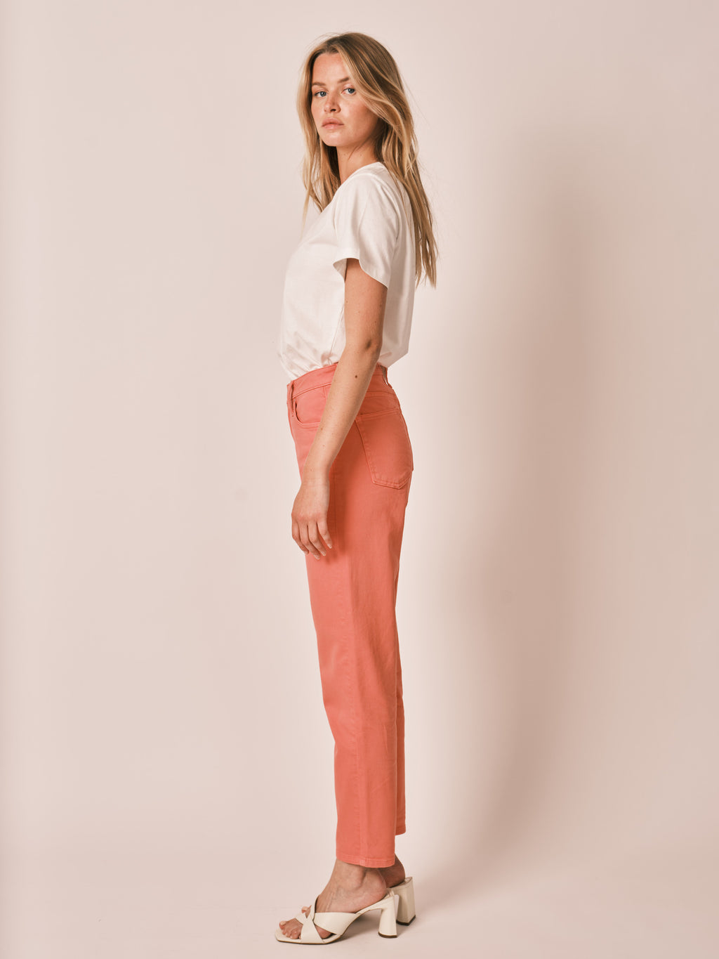 Jean mom rose corail taille haute POLLY femme, CORAL, taille 25, porté par Zoé (1m76) – photo 3