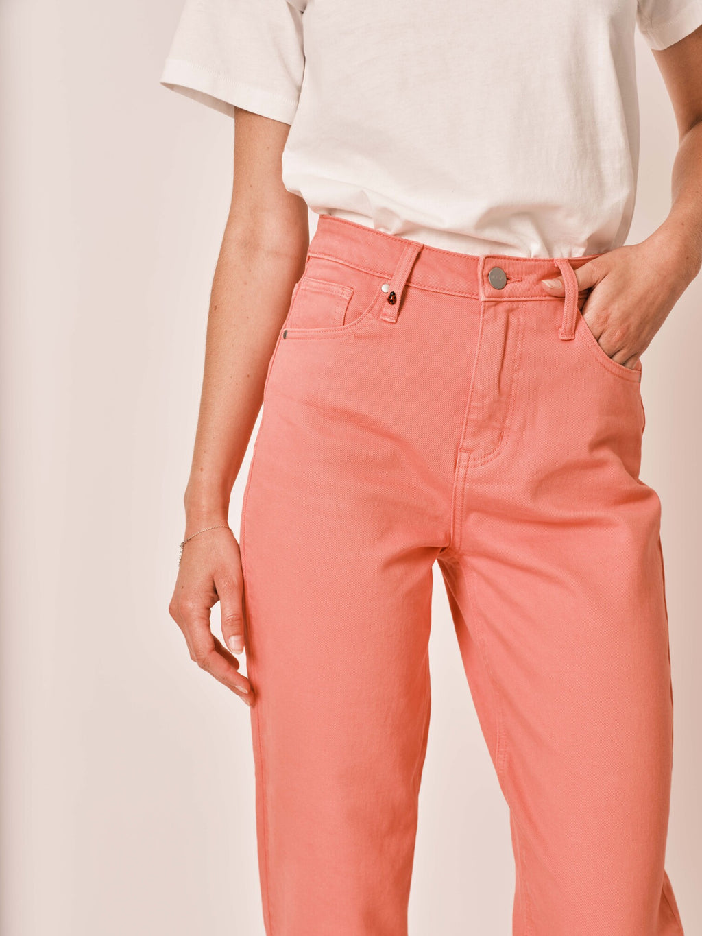 Jean mom rose corail taille haute POLLY femme, CORAL, taille 25, porté par Zoé (1m76) – photo 4
