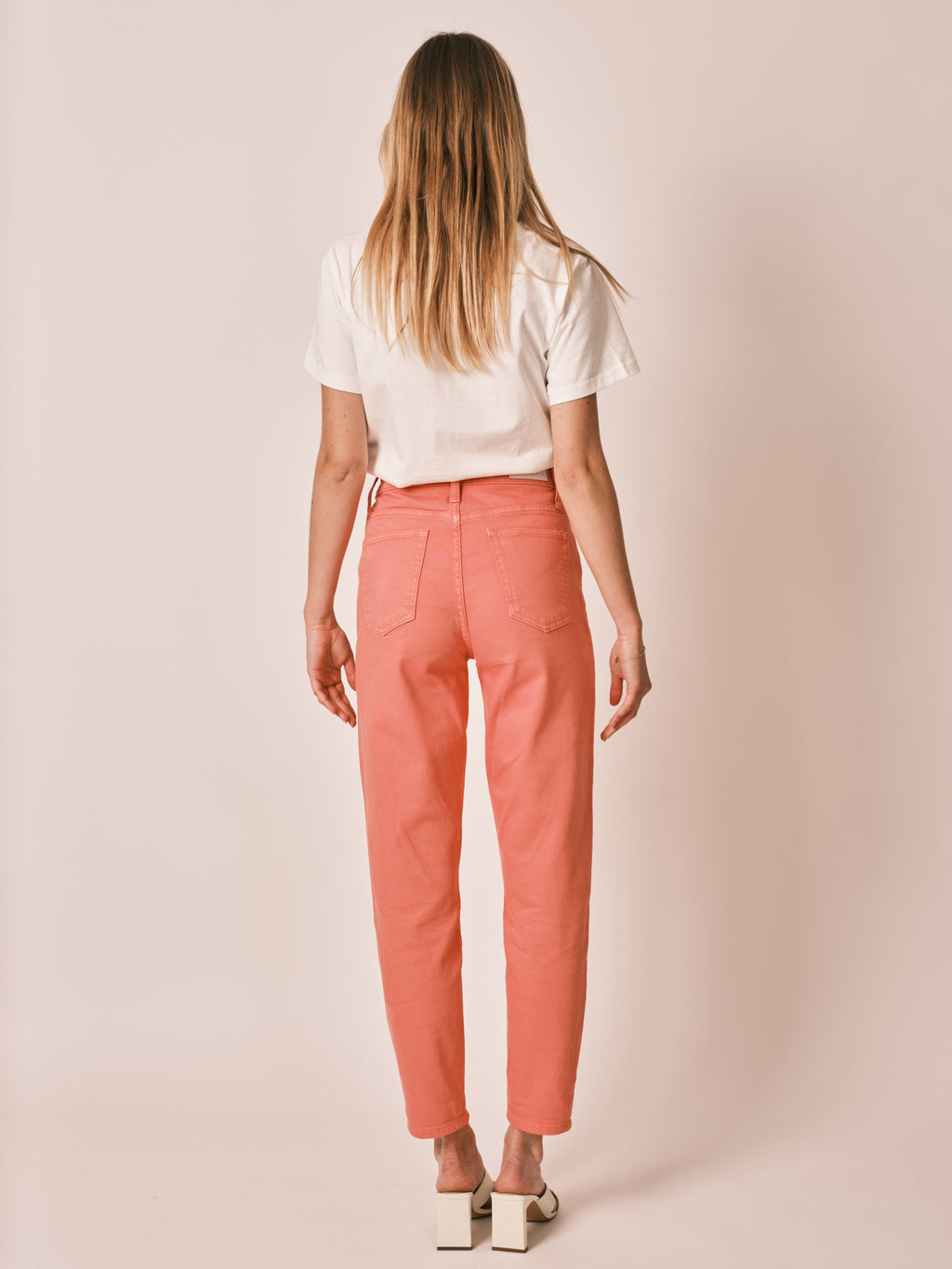 Jean mom rose corail taille haute POLLY femme, CORAL, taille 25, porté par Zoé (1m76) – photo 5