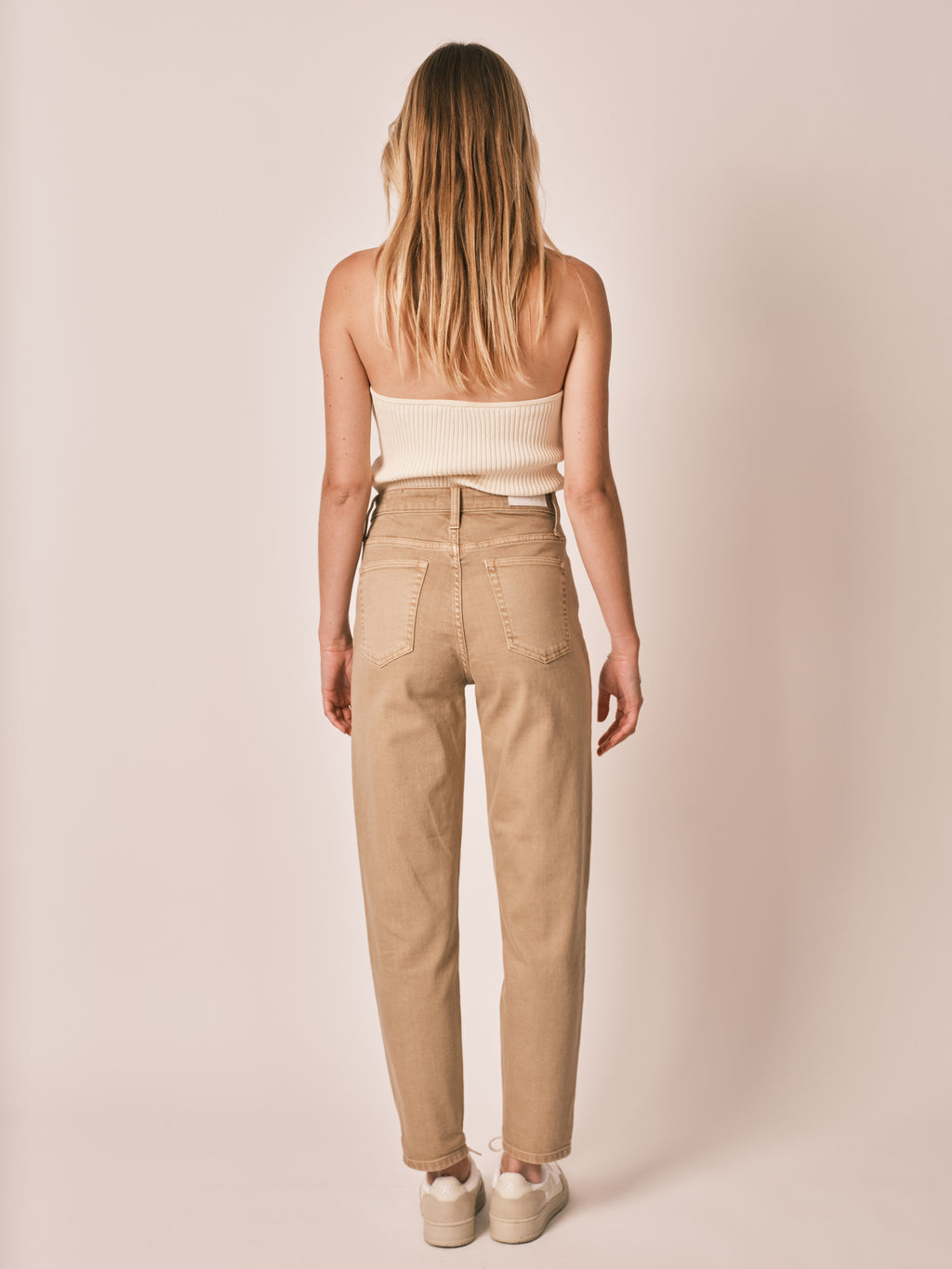 Jean mom beige sand taille haute POLLY femme, SAND, taille 25, porté par Zoé (1m76) – photo 4