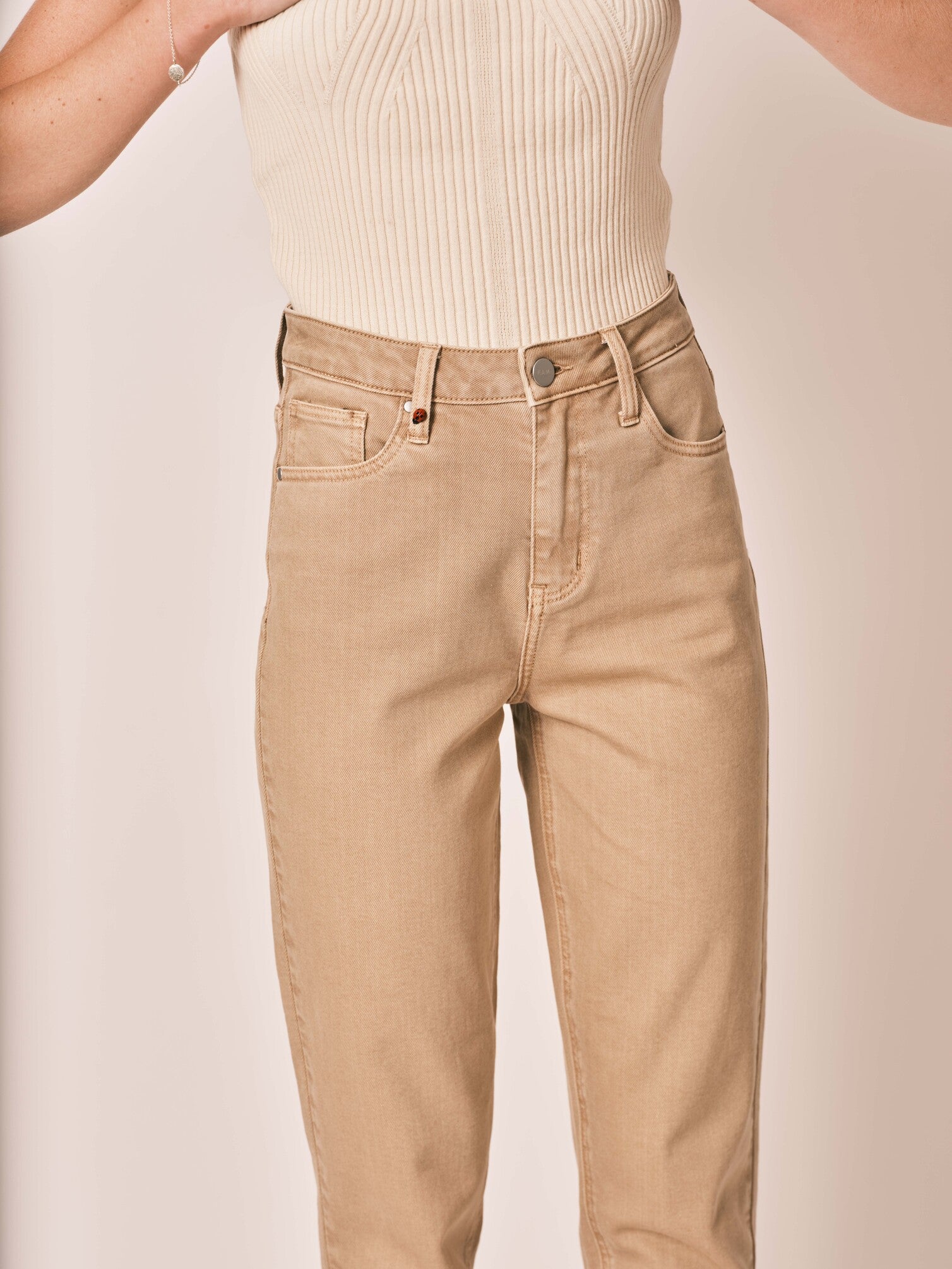 Jean mom beige sand taille haute POLLY femme, SAND, taille 25, porté par Zoé (1m76) – photo 5
