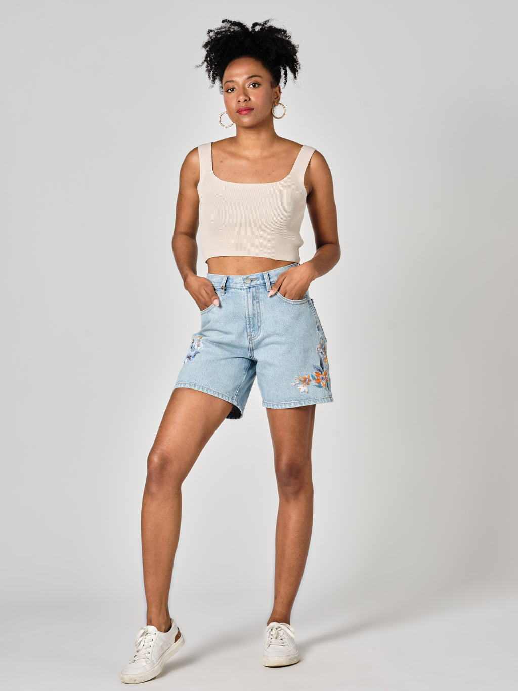 Short en jean ANON EMBRO femme, BLUE, taille XS, porté par Shazney (1m75) (FAM PARIS) – photo 1
