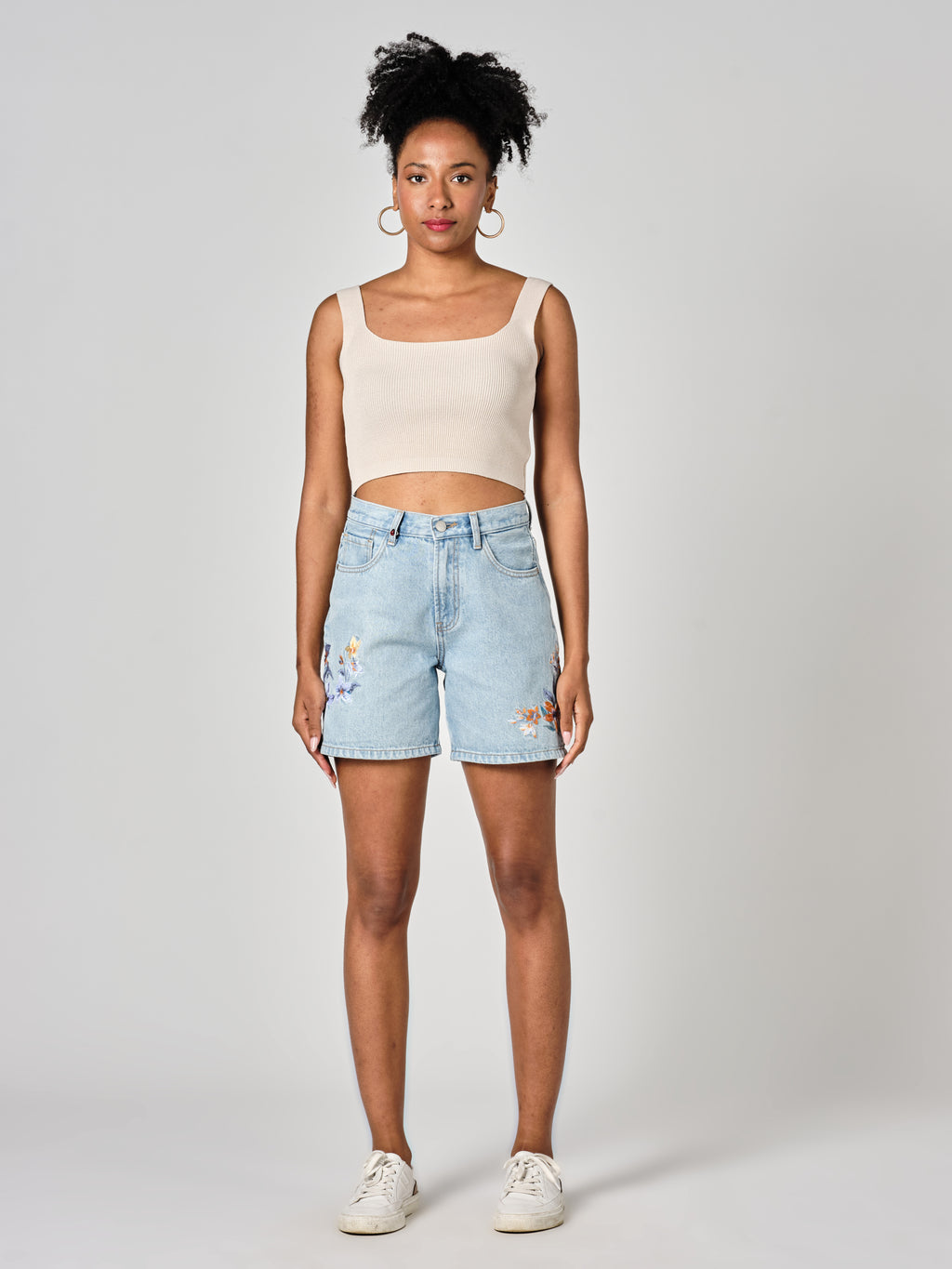 Short en jean ANON EMBRO femme, BLUE, taille XS, porté par Shazney (1m75) – photo 2