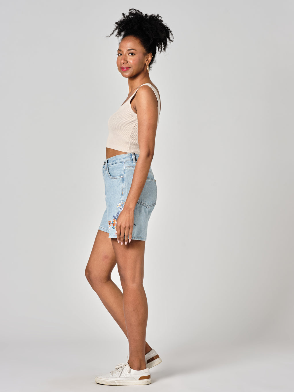 Short en jean ANON EMBRO femme, BLUE, taille XS, porté par Shazney (1m75) – photo 3