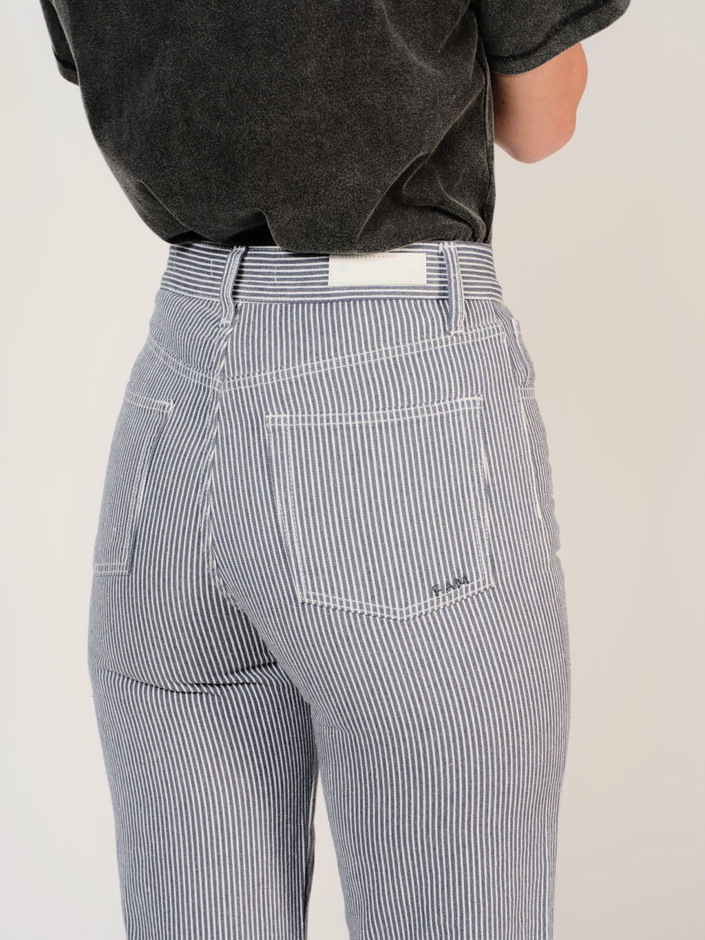 Jean évasé marine FOREST STRIPE femme, STRIPE NAVY, taille XS, porté par Mélissa (1m70) – photo 2