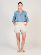Short à pinces blanc AMELIA femme, WHITE/BLUE, taille XS, porté par Mélissa (1m72) (FAM PARIS) – photo 1