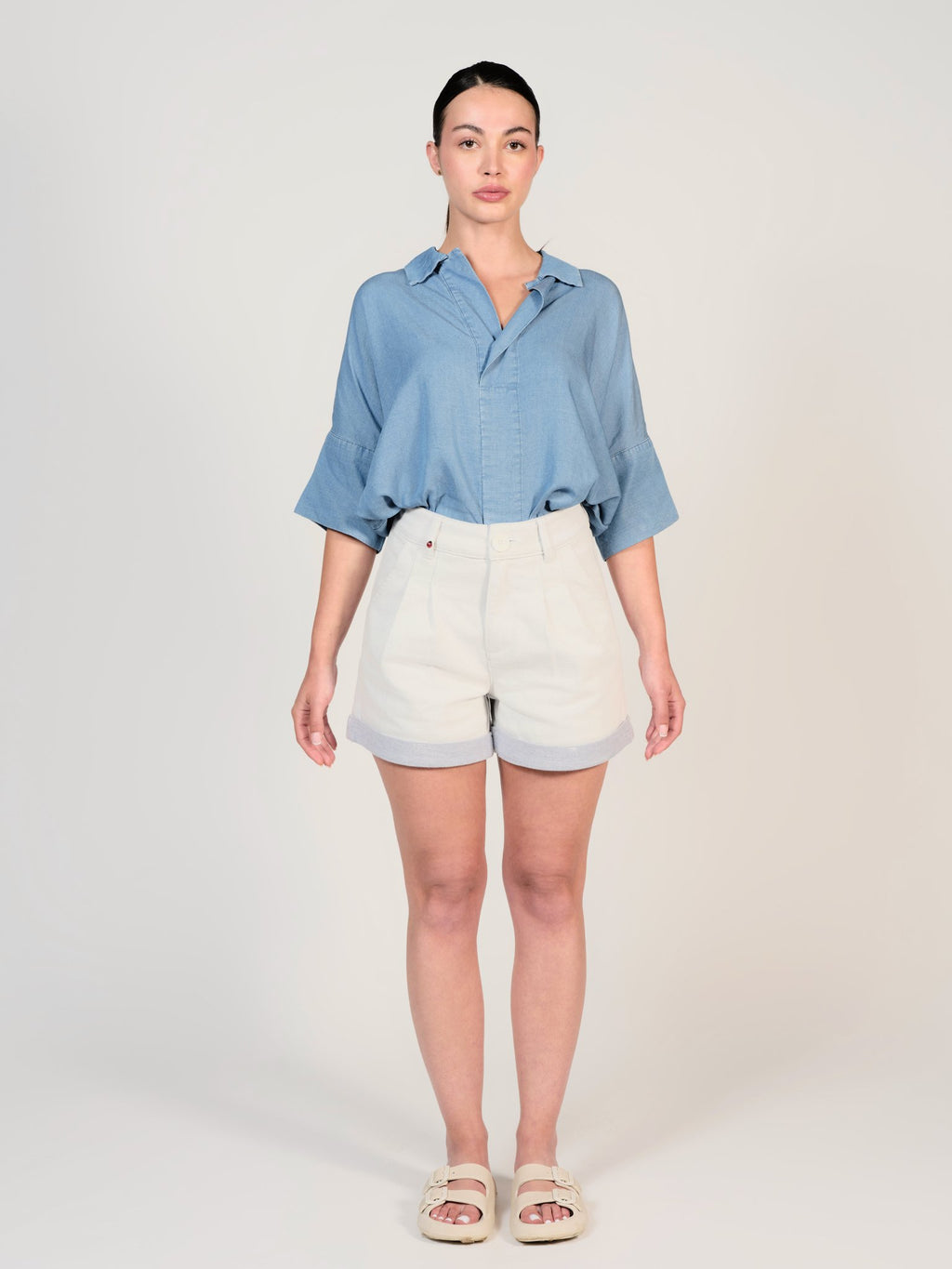 Short à pinces blanc AMELIA femme, WHITE/BLUE, taille XS, porté par Mélissa (1m72) – photo 2