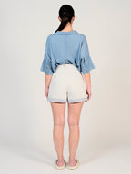 Short à pinces blanc AMELIA femme, WHITE/BLUE, taille XS, porté par Mélissa (1m72) – photo 4
