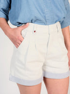 Short à pinces blanc AMELIA femme, WHITE/BLUE, taille XS, porté par Mélissa (1m72) – photo 5
