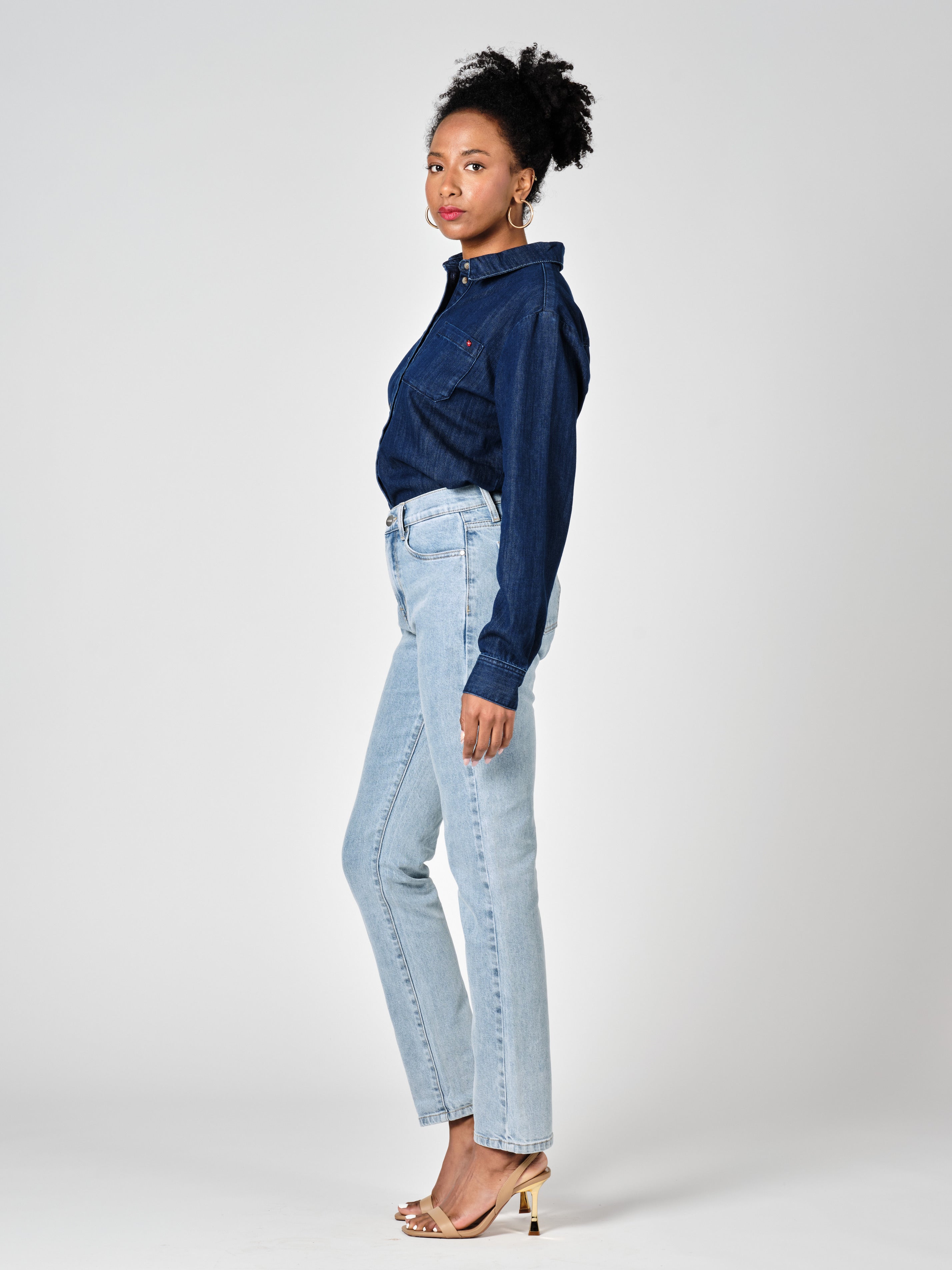 Jean mom bleu clair PATRICIA LONG femme, LIGHT BLUE LONG, taille 24, porté par Shazney (1m75) – photo 3
