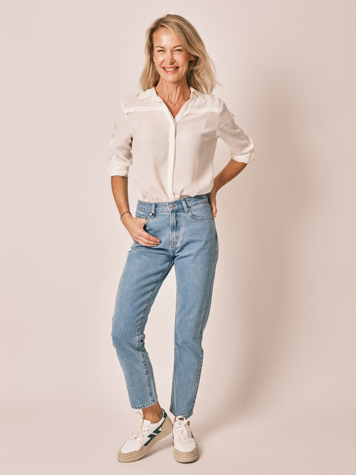 Jean mom bleu clair PATRICIA MFN femme, LIGHT BLUE, taille 25, porté par Jessica (1m75) (FAM PARIS) – photo 1