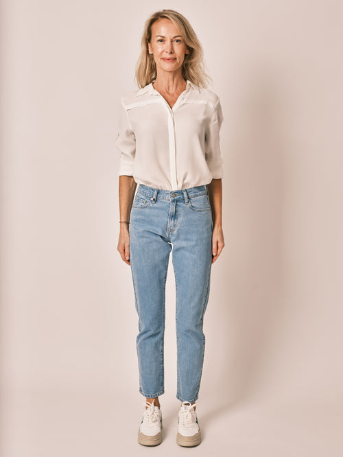 Jean mom bleu clair PATRICIA MFN femme, LIGHT BLUE, taille 25, porté par Jessica (1m75) – photo 2
