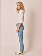 Jean mom bleu clair PATRICIA MFN femme, LIGHT BLUE, taille 25, porté par Jessica (1m75) – photo 3