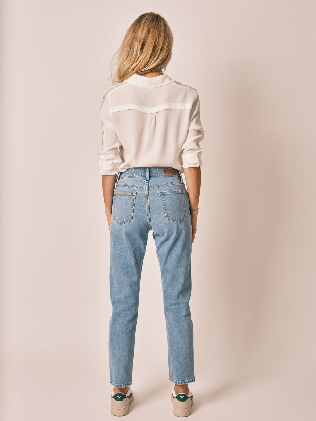 Jean mom bleu clair PATRICIA MFN femme, LIGHT BLUE, taille 25, porté par Jessica (1m75) – photo 4
