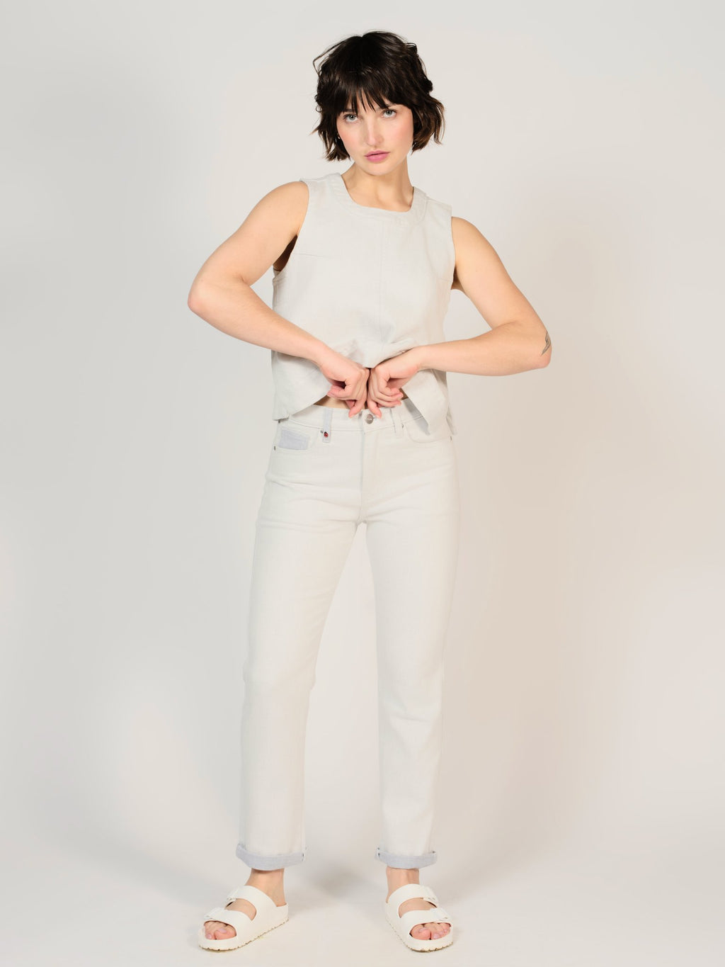 Jean mom blanc PATRICIA MFN femme, WHITE/BLUE, taille 25, porté par Sarah (1m72) (FAM PARIS) – photo 1