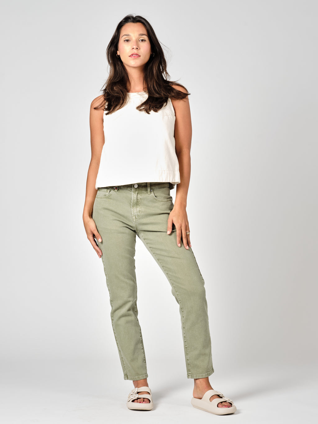 Jean mom kaki PATRICIA MFN femme, KAKI, taille 25, porté par Valentine (1m70) (FAM PARIS) – photo 1
