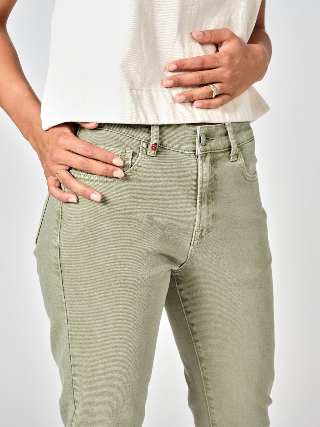 Jean mom kaki PATRICIA MFN femme, KAKI, taille 25, porté par Valentine (1m70) – photo 5